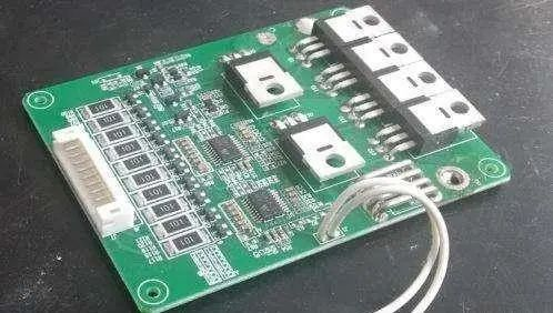 What are the components and functions of the protection board in the lithium battery combination?
